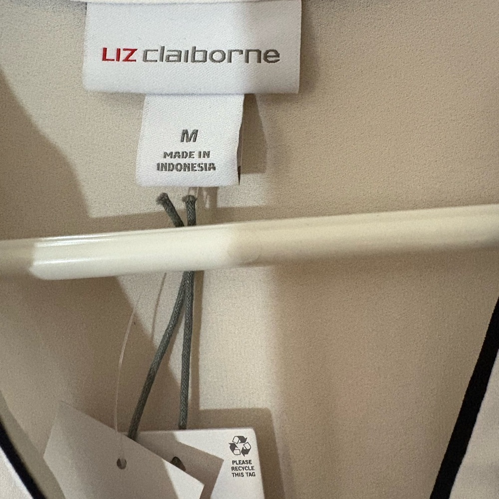 Liz Claiborne Cream Long Sleeve Notched Collar Blouse - Picture 4 of 6